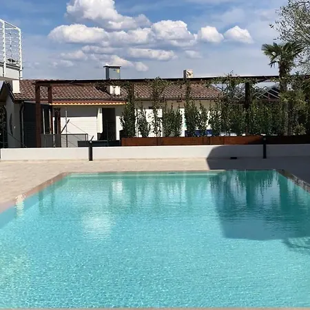 *Central Lakeside Apt*Swimming Pool & Free Parking Peschiera del Garda Exterior photo