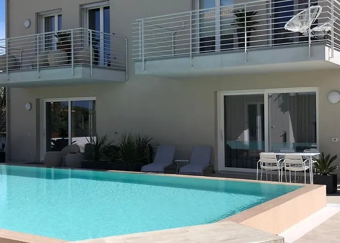 *Central Lakeside Apt*Swimming Pool & Free Parking