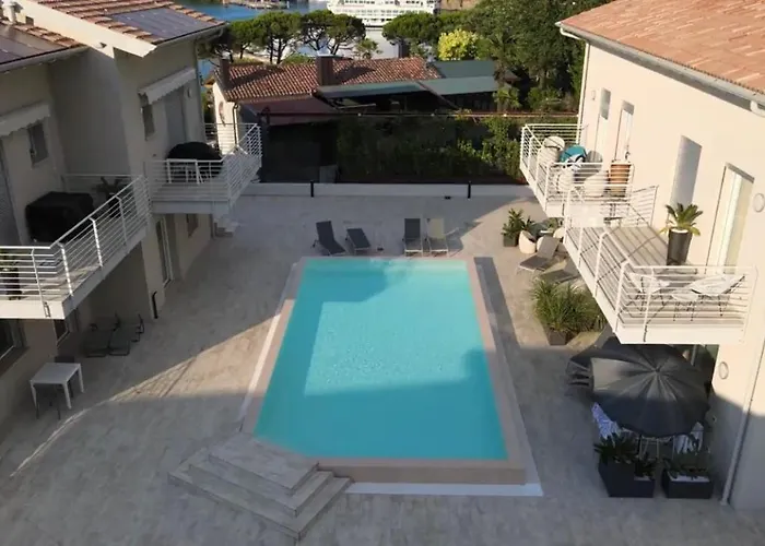*Central Lakeside Apt*Swimming Pool & Free Parking