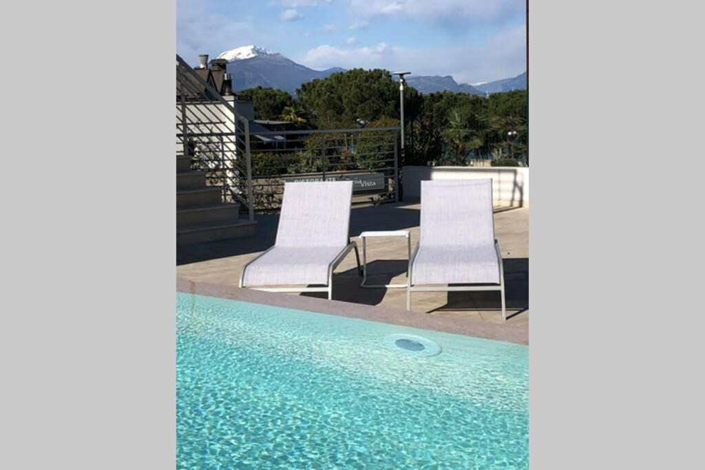 *central Lakeside Apt*swimming Pool & Free Parking