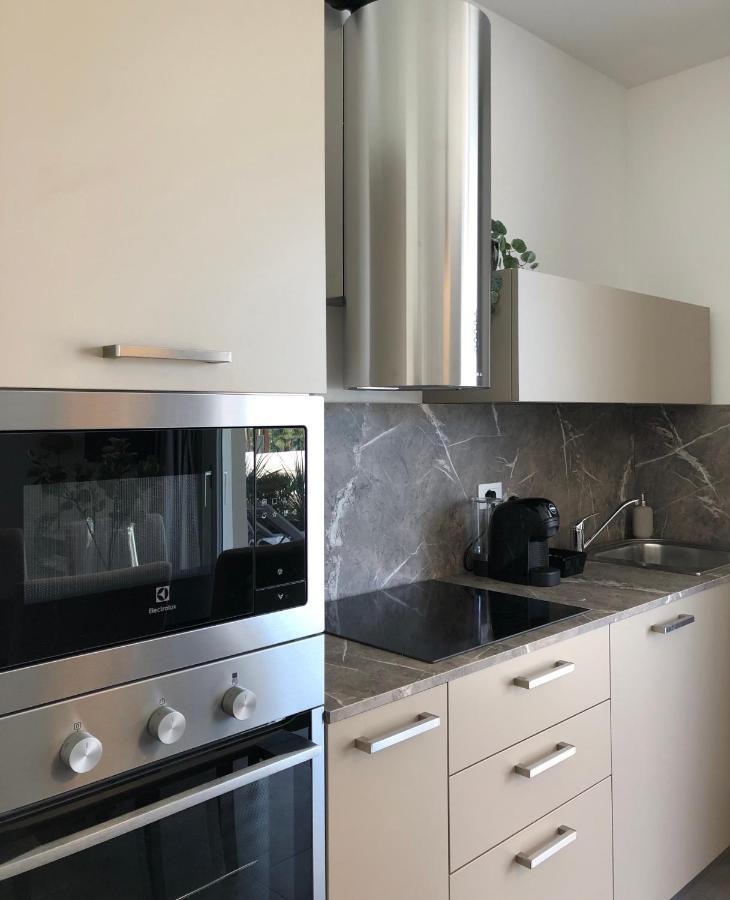 *central Lakeside Apt*swimming Pool & Free Parking Apartment *